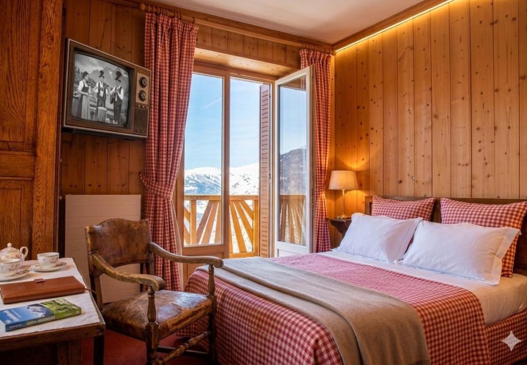 Chambre de l'Hôtel Belvédère à Séez : boiseries, carreaux rouges et balcon face aux montagnes