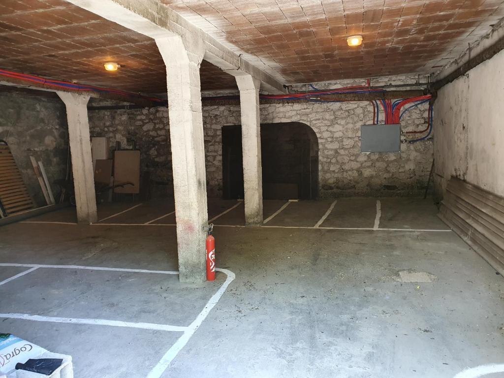 Garage couvert de l'Hôtel de Paris à Briançon, avec emplacements pour les motos