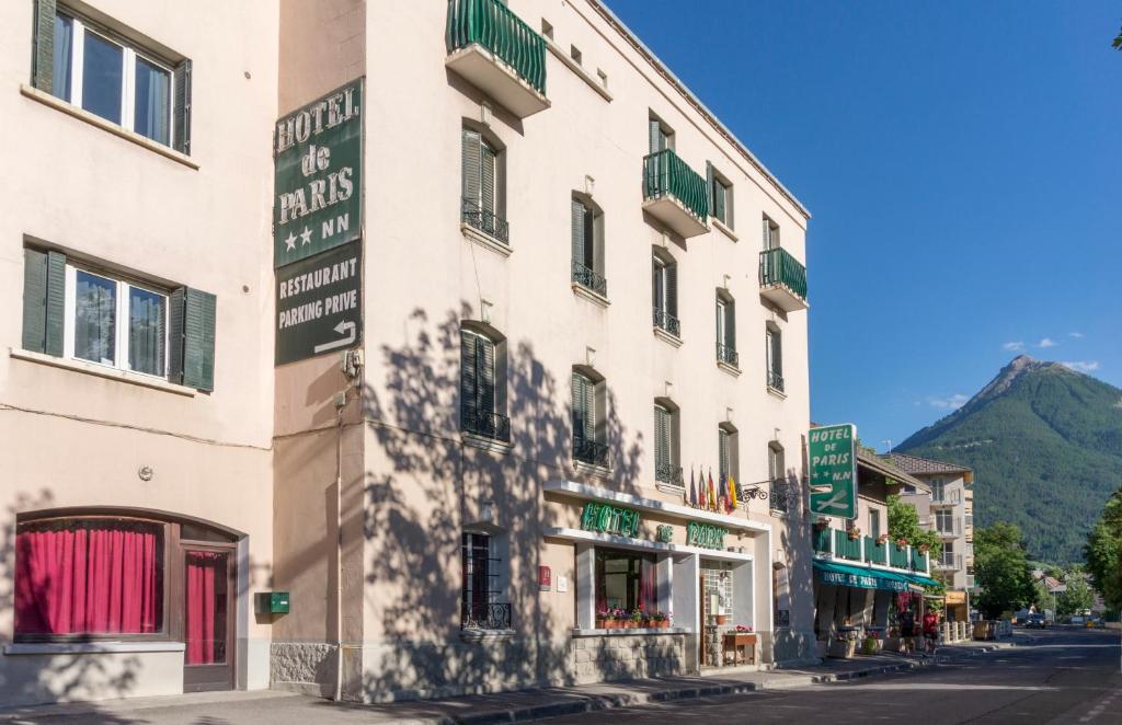 Façade de l'Hôtel de Paris, avenue du Général-de-Gaulle à Briançon