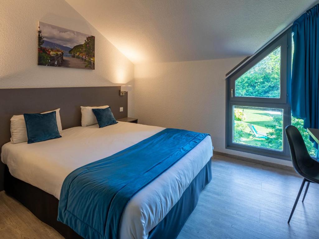 Chambre de l'hôtel Noemys Viviers-du-Lac avec vue sur le jardin