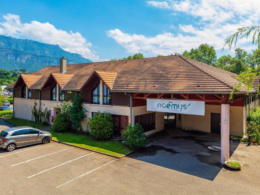 Entrée de l'hôtel Noemys à Viviers-du-Lac